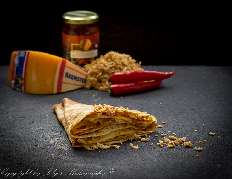 Crêpe spicy kaas sambal en gebakken uitjes